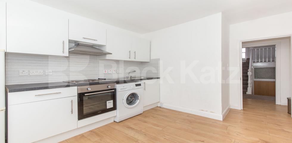 			Huge Two Bed Apartment !, 2 Bedroom, 1 bath, 1 reception Flat			 Green lanes, Turnpike Lane, N8